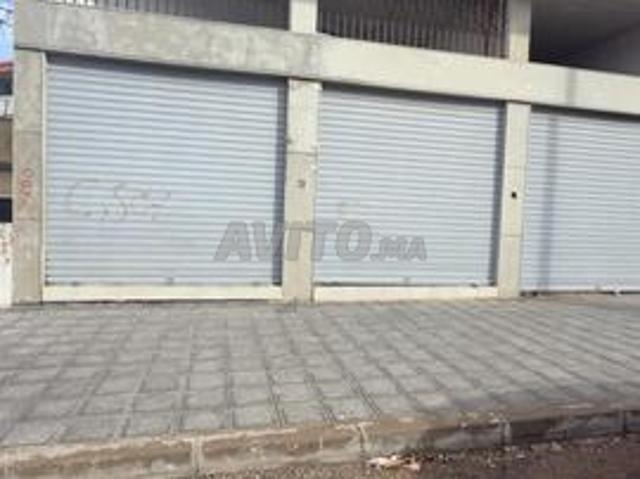 Magasin à vendre avec deux garages