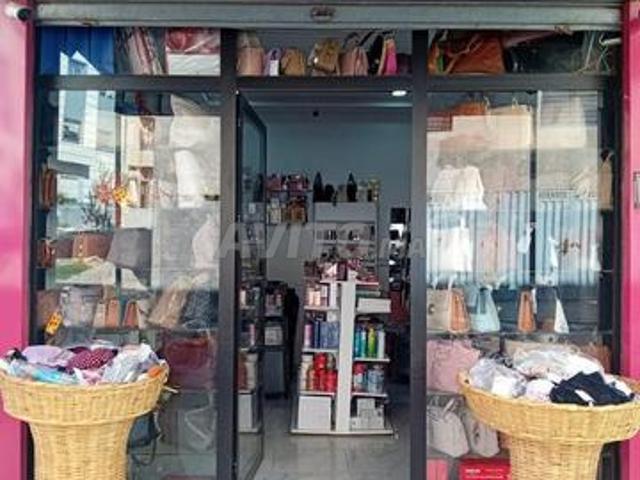 Magasin à vendre entièrement équipé et climatisé