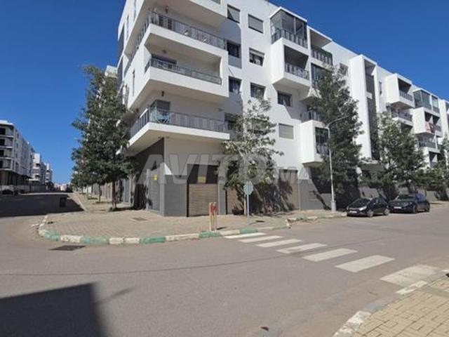 Magasin angle 118 m² ET parking Victoria