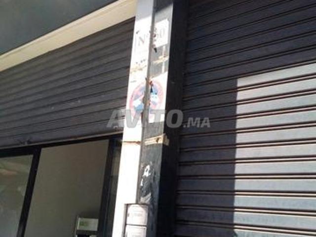 Magasin bien rénové avec deux rideaux