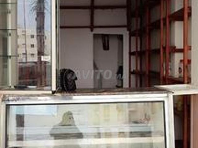 Magasin commercial avec mezzanine à vendre