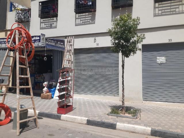Magasin commercial dans un complexe residentiel