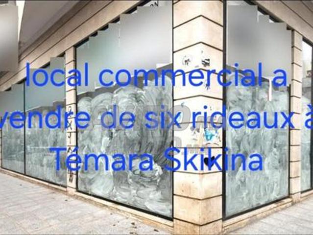 Magasin commercial de six rideaux à vendre