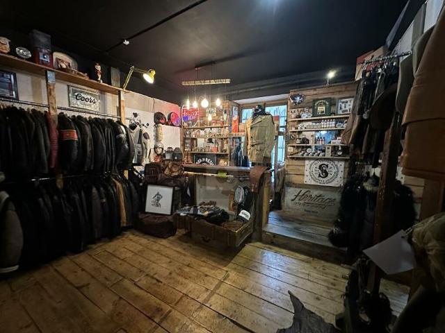 MAGASIN DE VÊTEMENTS AUX EAUX VIVES