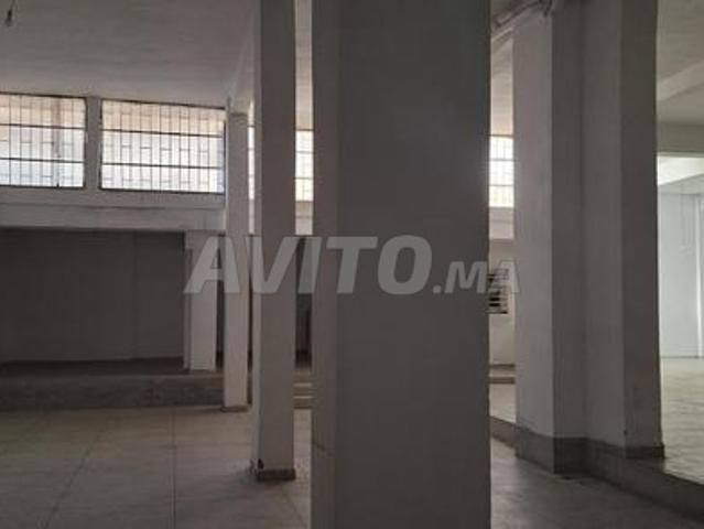 Magasin de 616 m2 à av Essadiyine