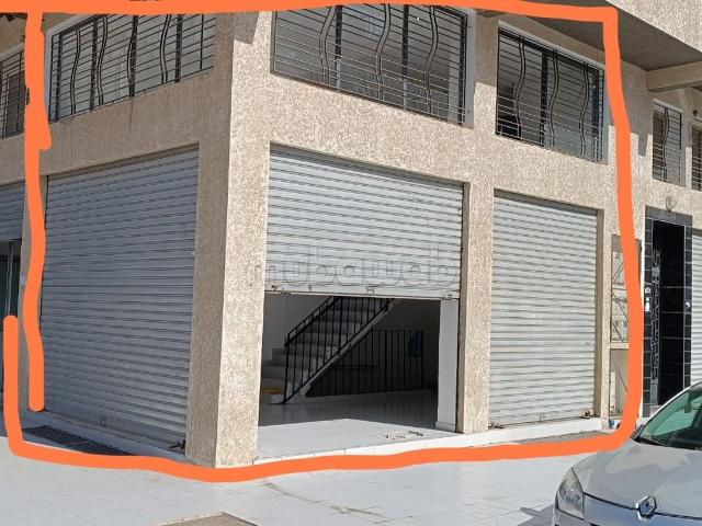 Magasin deux façades et trois rideaux