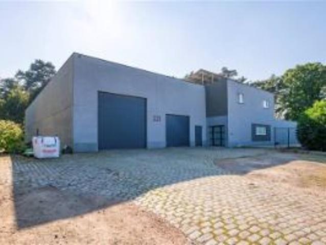 Magazijn ca. 466m² + luxueuze woning ca. 367m²!