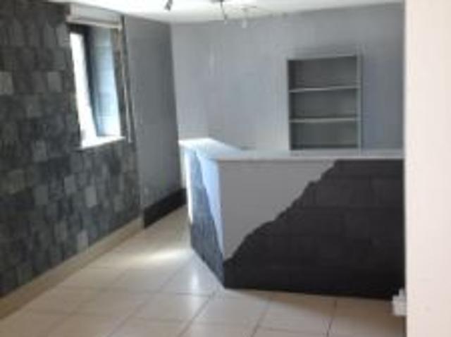 Magazijn met receptie/kantoren/keuken/badkamer