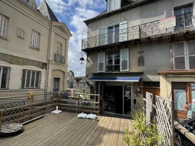 Magazin et appartement de caractère au cur de Juillac