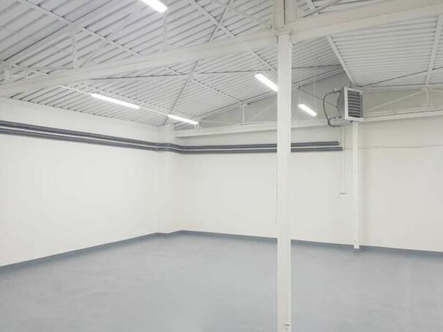 Magazyny, biura, parking w cenie