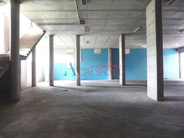 MAGAZZINO CENTRALISSIMO IN AFFITTO SAN FRANCESCO