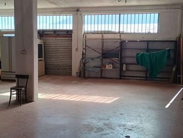 Magazzino con annesso terreno