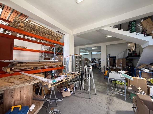 Magazzino in affitto a Aci Sant'Antonio