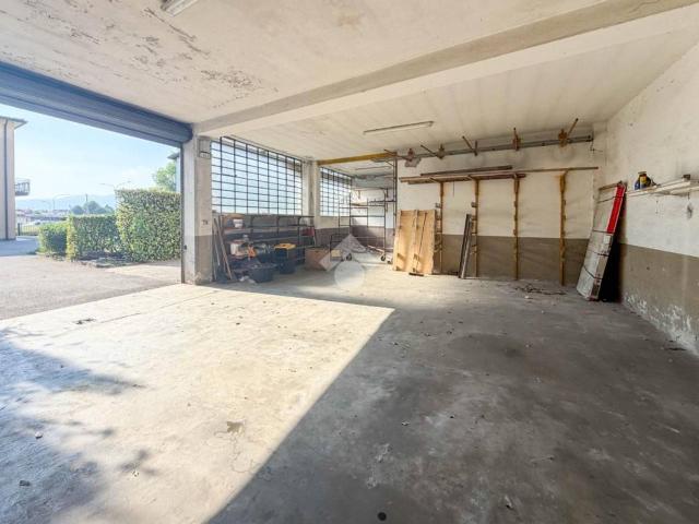 Magazzino in affitto a Dolzago