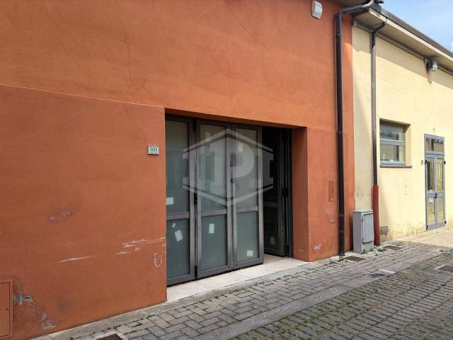 Magazzino in affitto a Pisa