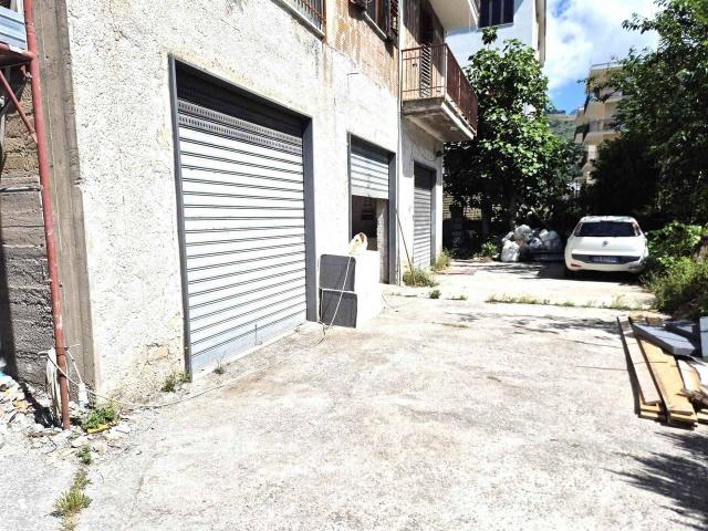 Magazzino in affitto a Siano
