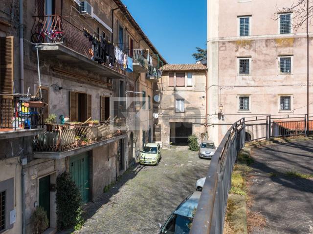 Magazzino in vendita a Marino, Marino Centro