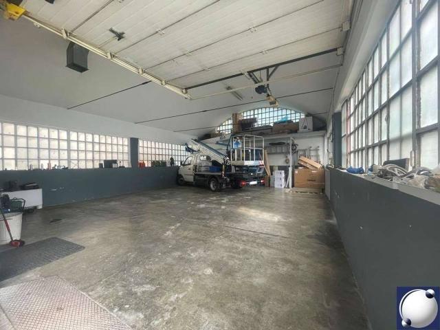 Magazzino in vendita a Merone