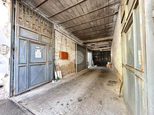 Magazzino in vendita a Napoli