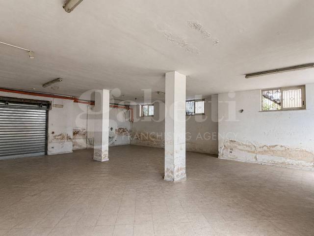 Magazzino in vendita a Acerra