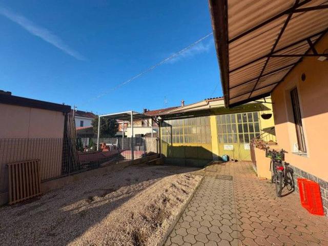 Magazzino in vendita a Carignano