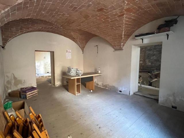 Magazzino in vendita a Carrara