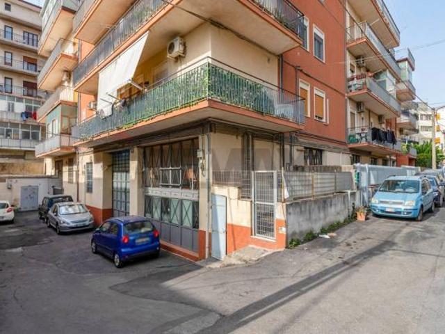 Magazzino in vendita a Catania, Ognina