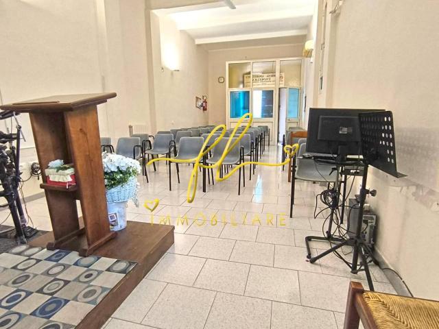 Magazzino in vendita a Cecina