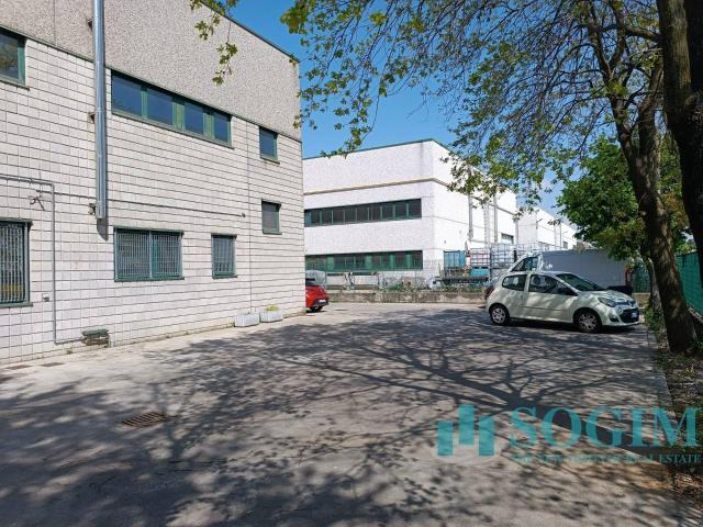 Magazzino in vendita a Lurago Marinone