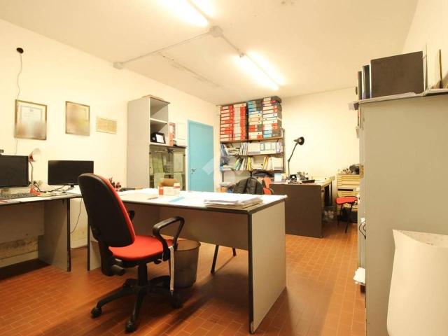 Magazzino in vendita a Prato