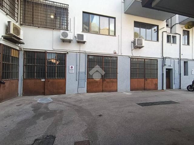 Magazzino in vendita a Prato