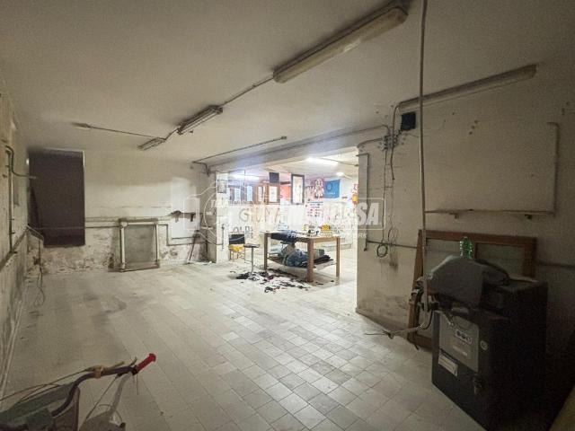 Magazzino in vendita a Quarto
