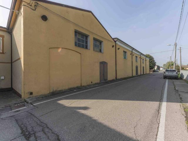 Magazzino in vendita a Terre del Reno