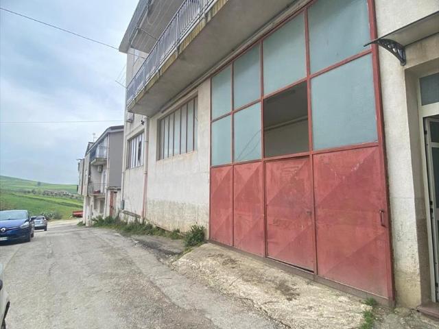Magazzino in vendita in via rosario nicoletti 52, Lercara Friddi