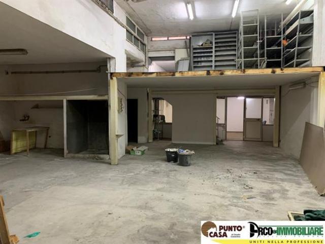 Magazzino/laboratorio 195 mq con accesso carrabile, soppalco e ufficio