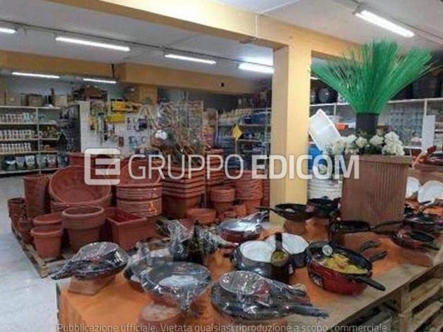 Magazzini e locali di deposito di 300 mq in vendita a Rende Rif. 4551950