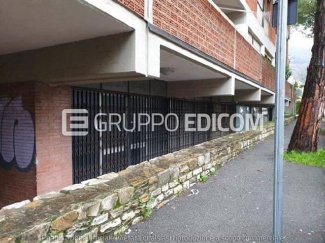 Magazzini e locali di deposito di 70 mq in vendita a Carrara Rif. 4547633