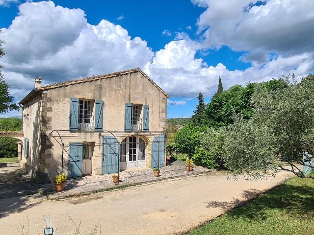 Magnanerie en pierre avec dépendance et garage 110m² Collias