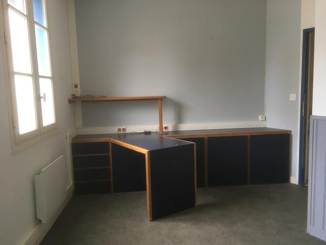 MAGNE BUREAU A LOUER 26 m2 env. / loyer de 350 € mensuel