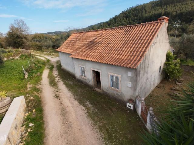 Magnfica Quinta com casa em pedra, um terreno de 5090 m2 e furo