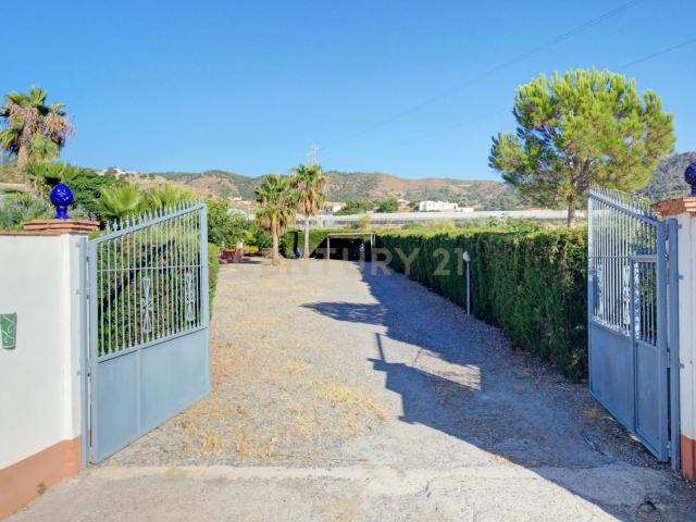 MAGNÍFICO CORTIJO CON FINCA DE AGUACATES