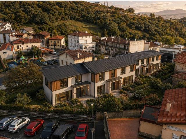 Magnífico chalet adosado con jardín en Zierbena