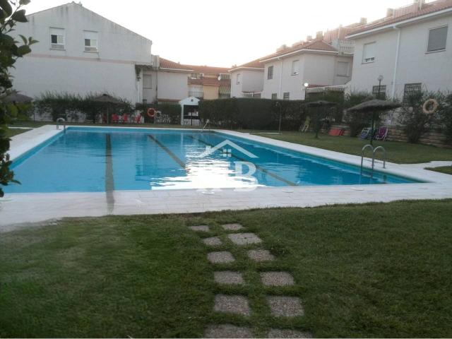Magnífico chalet adosado en alquiler en Urbanización Guadiana