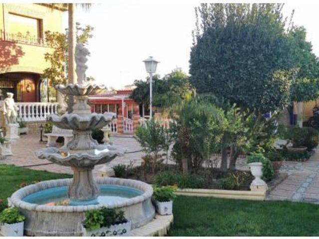 MAGNÍFICO CHALET CON DOS CASAS EN URB LA COLINA