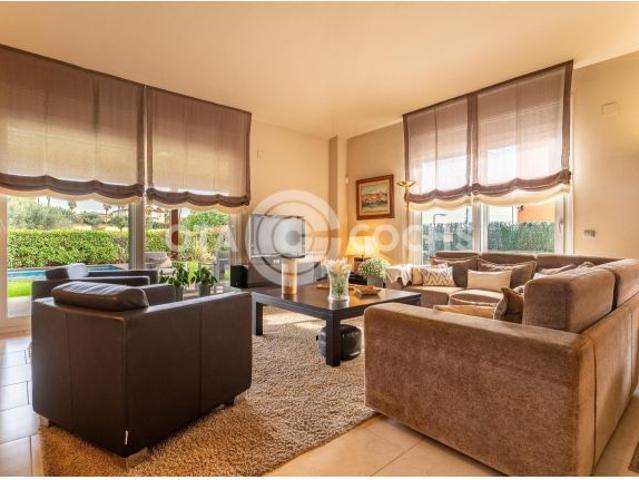 MAGNIFICO CHALET CON JARDIN Y PISCINA PRIVADA EN AIGUESVERDS