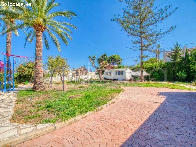 Magnífico Chalet en venta de 7 dormitorios y 5 baños con parcela de 1530m2 en La Font, San Juan de A