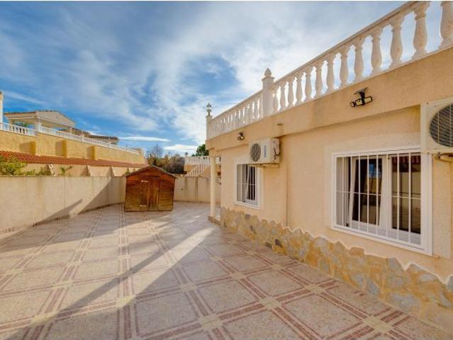 MAGNIFICO CHALET INDEPENDIENTE CON PISCINA PRIVADA Y VISTAS AL CAMPO DE GOLF EN CIUDAD QUESADA