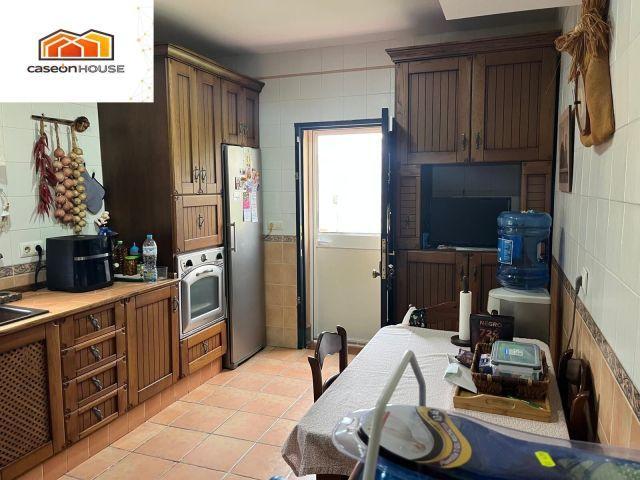 Magnífico chalet independiente en la zona del Marquesado con amplia parcela, piscina y nave