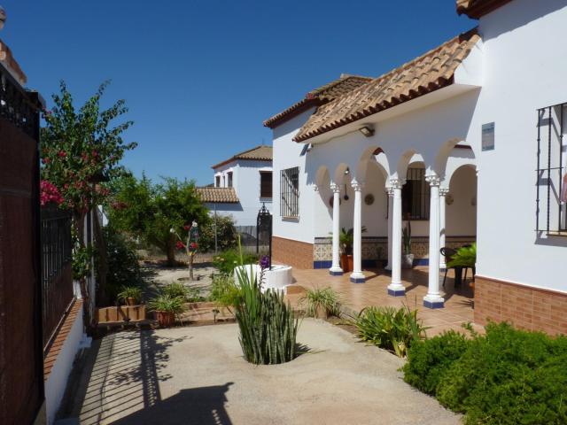¡Magnífico chalet independiente urbano en Montellano con patio andaluz, gran terreno trasero y salón para celebraciones!