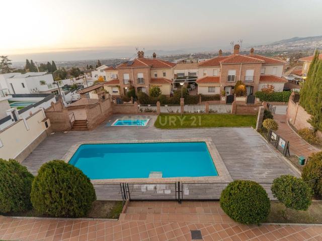 Magnífico chalet pareado en venta en Urbanización privada en La Zubia